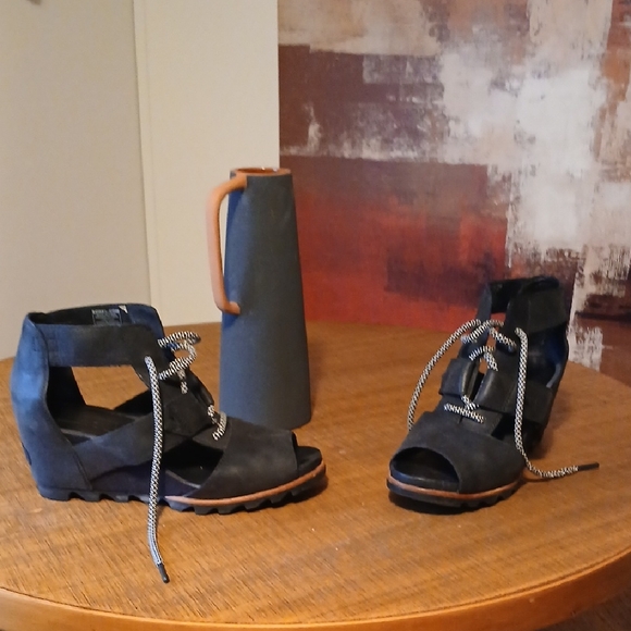 Sorel Shoes - Sorel Black and Tan Lace-Up Wedges